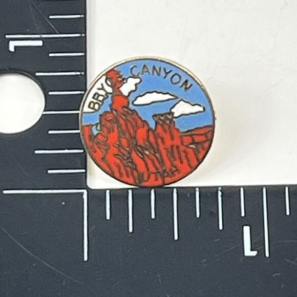 Bryce Canyon National Park Souvenir Lapel Pin Red Rock Enamel Gold Tone USA - Picture 1 of 2